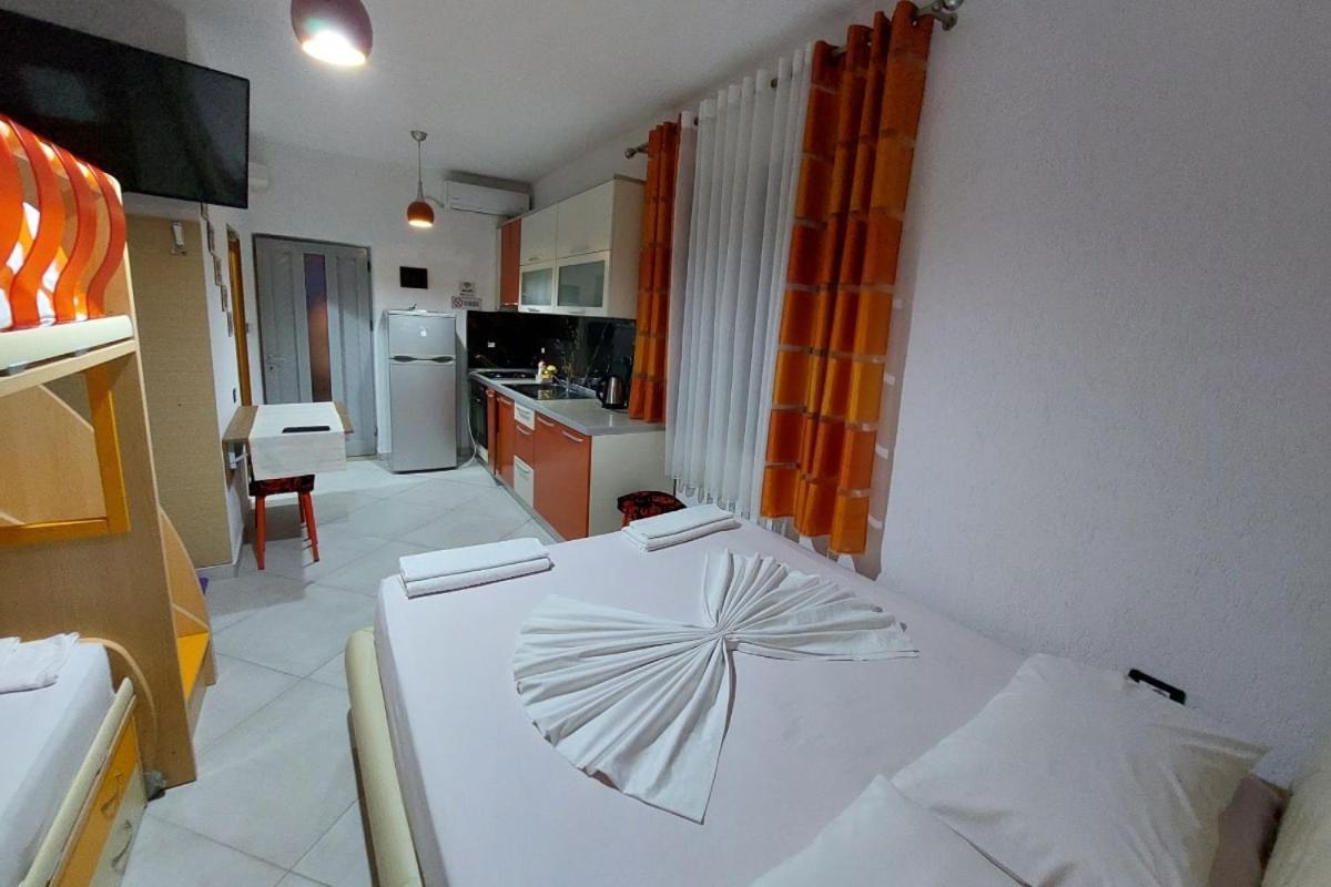 Villa Heljos Apartaments Vlorë Exteriör bild