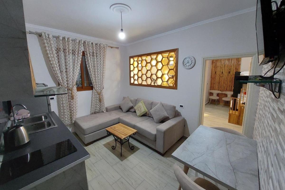 Villa Heljos Apartaments Vlorë Exteriör bild