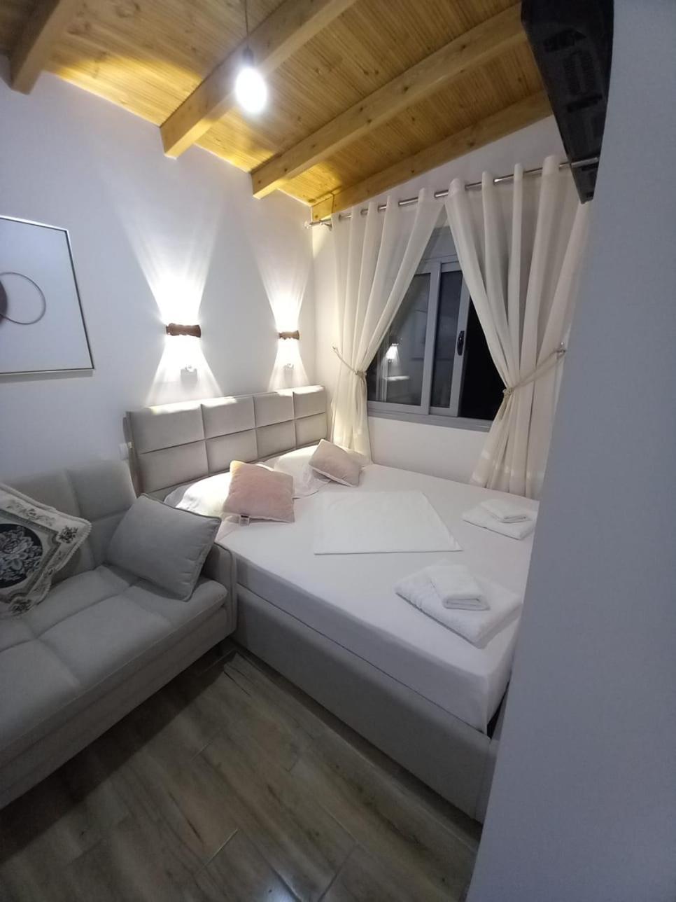 Villa Heljos Apartaments Vlorë Exteriör bild