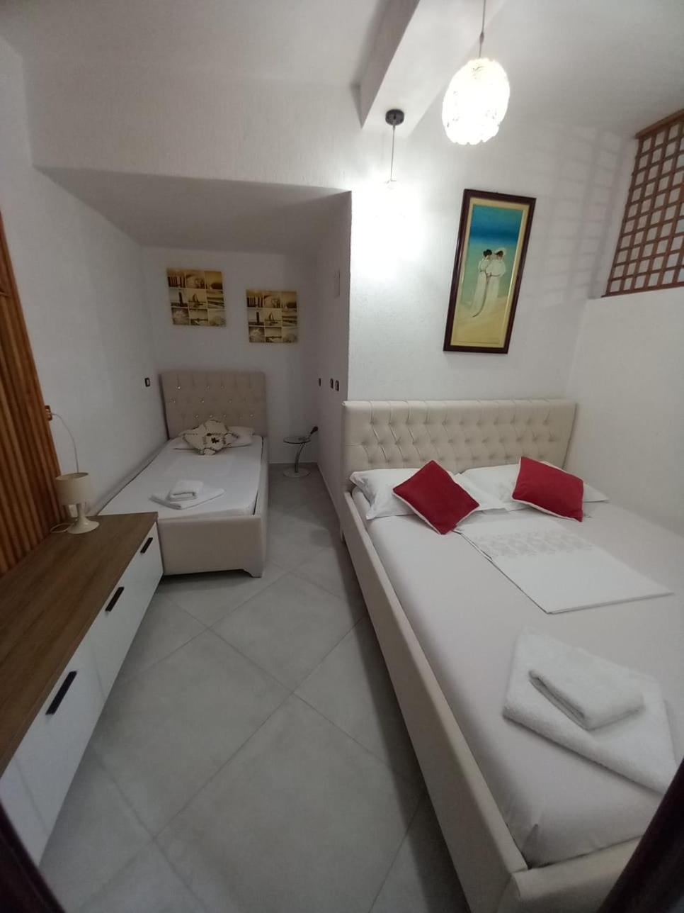 Villa Heljos Apartaments Vlorë Exteriör bild